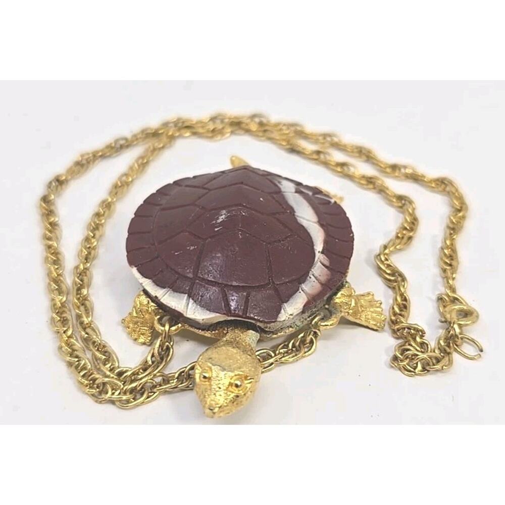 Vtg signed Celebrity Turtle Pendant Necklace with brown/tan carved torso. PB146